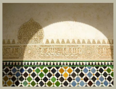 gedetailleerd tegelwerk en pleisterwerk bij het alhambra in granada, spanje