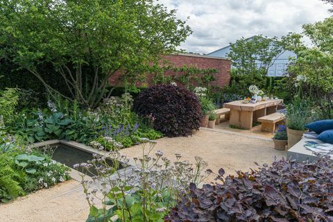 De Wedgwood Garden. Ontworpen door: Jamie Butterworth. Gesponsord door: Wedgwood. Show Garden. RHS Chatsworth Flower Show 2019.