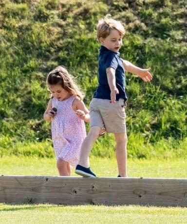 Prince George en Princess Charlotte Speel met Kate Middleton