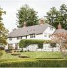 Dankzij Airbnb kun je later deze maand op Dorinda Medley's Berkshires Estate verblijven