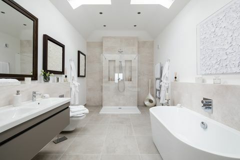 Stijlvolle badkamer met strakke tegels en witte muren