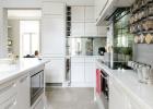 Gerenoveerde witte keuken verandert in verbluffende sociale ruimte