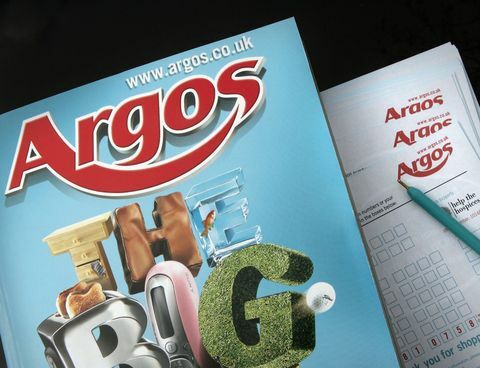 woking, Verenigd Koninkrijk 29 maart in deze foto-illustratie worden een argos-catalogus en aankoopbonnen getoond op een filiaal in de buurt van byfleet op 29 maart 2006 in surrey, engelse moedermaatschappij, gus gaat argos en experian samenvoegen en de twee bedrijven op de ftse laten zweven. foto-illustratie door peter macdiarmidgetty afbeeldingen