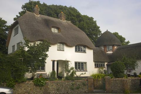 Een huis met rieten dak in Briantspuddle, een dorp dat bekend staat om zijn huizen met rieten daken