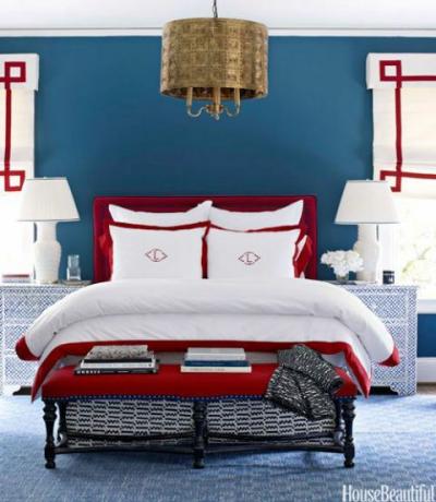 kamer in een rood wit en blauw palet