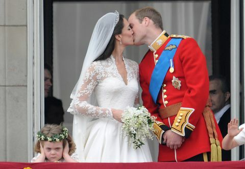 prince-william-kate-middleton-balkon-kiss