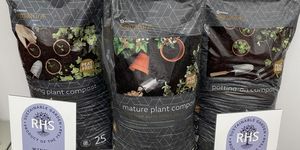 chelsea flower show 2022 duurzaam tuinproduct van het jaar, turfvrij john innes compost assortiment door dobbies tuincentra