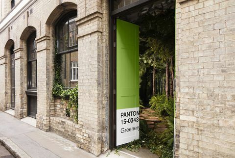 Airbnb en Pantone hebben samengewerkt aan een 'Outside In' huis in Londen.