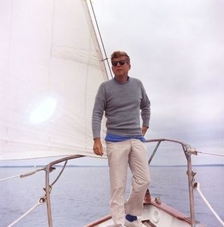 John F. Kennedy op een zeilboot in de buurt van Hyannisport, Massachusetts.