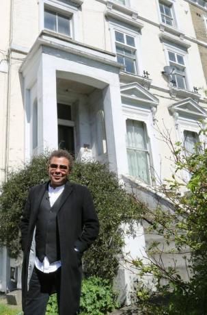 Craig Charles - Celebrity Home Secrets. Craig buiten de eerste flat die hij in Camden kocht.