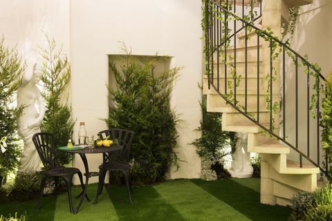 Airbnb en Pantone hebben samengewerkt aan een 'Outside In' huis in Londen.