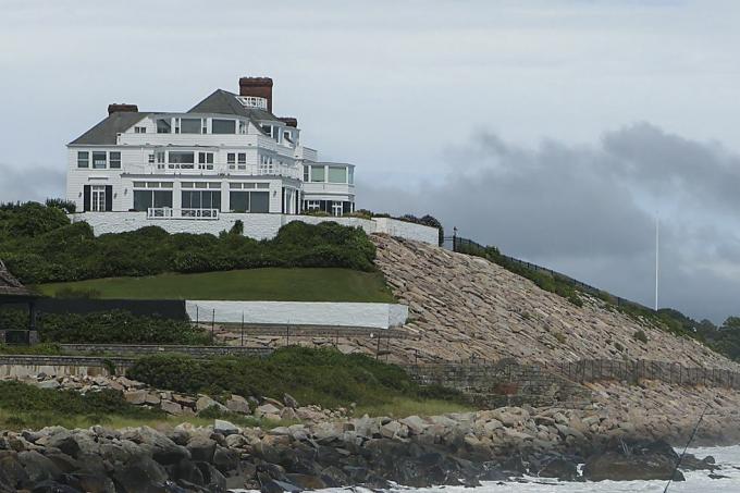 westelijk, 22 augustus vist een man bij de vuurtoren van Watch Hill op gestripte baars met het huis van Taylor Swift op de achtergrond tijdens het oog van de tropische storm henri in westelijk, ri op 22 augustus 2021 foto door matthew j leethe boston globe via getty afbeeldingen