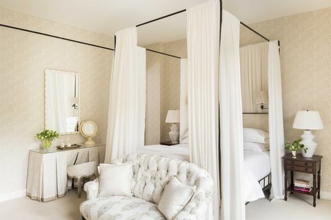 witte slaapkamer, wit linnen, witte gordijnen, zwart bedframe,