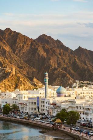 muscat oude stad bij zonsondergang, oman