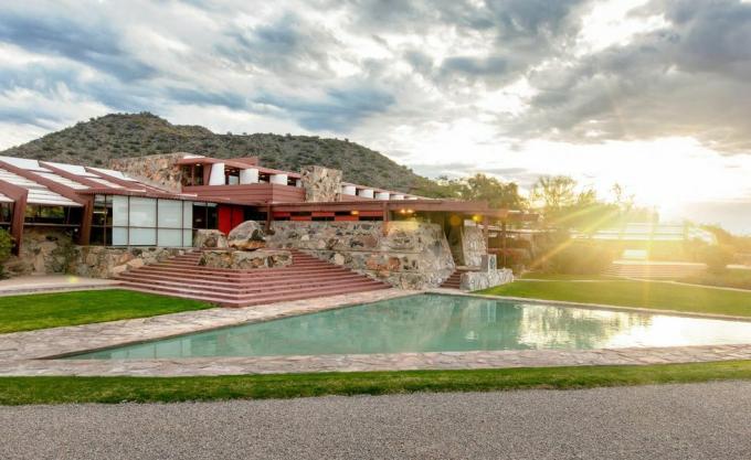 Taliesin West-gebouw met water aan de voorkant, ontworpen door Frank Lloyd Wright