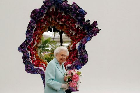 De Britse koningin Elizabeth bekijkt haar bloemenhulde voor haar 90e verjaardag, ontworpen door bloemist Veevers Carter, op de New Covent Garden Flower Market-stand op de RHS Chelsea Flower Show 2016 in Londen, VK, maandag mei 23, 2016.