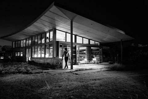 John David Washington als Malcolm in Netflix's 'Malcolm Marie', die werd gefilmd in het Caterpillar House in Carmel, Californië