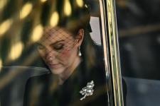 Kate Middleton draagt ​​een subtiel eerbetoon aan de koningin om de vorst in staat te zien liggen