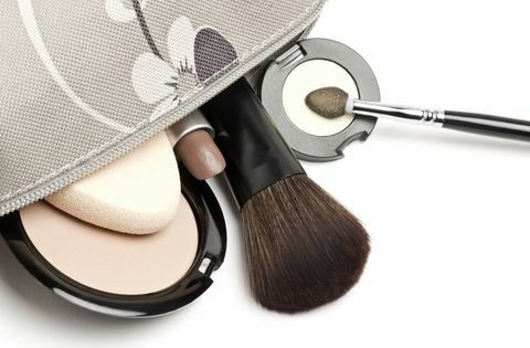 Make-up tasje met borstels, sponzen en poeder