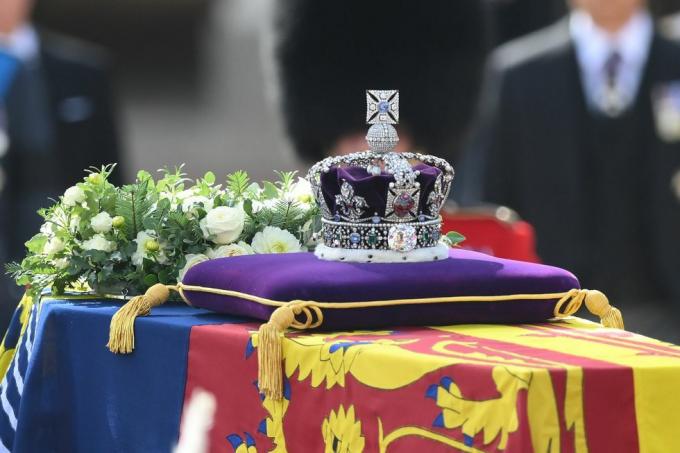 de kist met koningin Elizabeth II wordt overgebracht van Buckingham Palace naar het paleis van Westminster