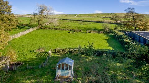 een prachtig onlangs gerenoveerd 17e-eeuws stenen huisje in het hart van de Yorkshire Dales is op de markt voor £ 775.000