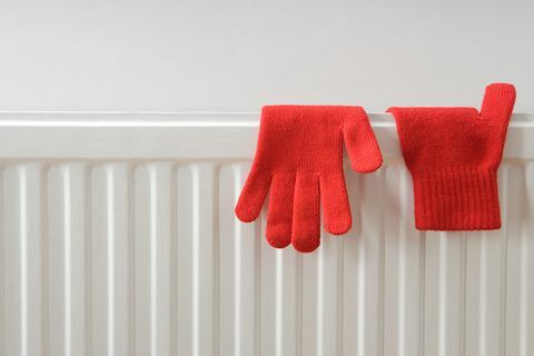 Handschoenen drogen op een radiator