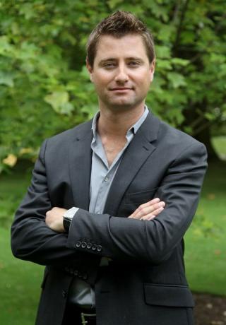 George Clarke poseert voor de B&Q Sheep's Wool Insulation-installatie bij de lancering van The Prince of Wales 'een tuinfeest om een ​​verschil te maken op het terrein van Clarence House op 8 september 2010 in Londen, Engeland.