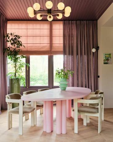 eetkamer met roze tafel