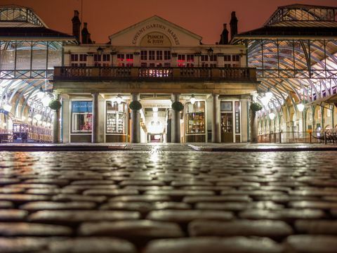 Covent Garden Piazza bij nacht met lichten die in de kei nadenken