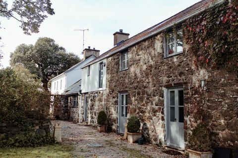 Kijk binnen in deze rustieke-luxe boerderij te koop in Wales