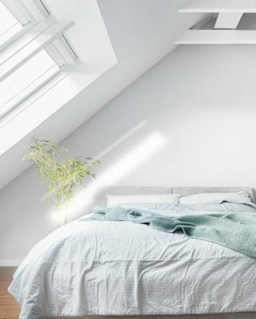 minimalistische witte slaapkamer met veel lichtinval