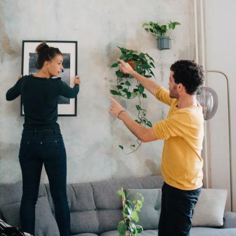 opknoping fotolijst aan de muur bij nieuw huis