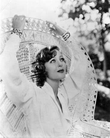 circa 1930 amerikaanse actrice loretta young 1913 2000 zittend in een rieten pauwstoel met haar armen boven haar hoofd geheven, de rand van de stoel vasthoudend foto door hulton archivegetty images