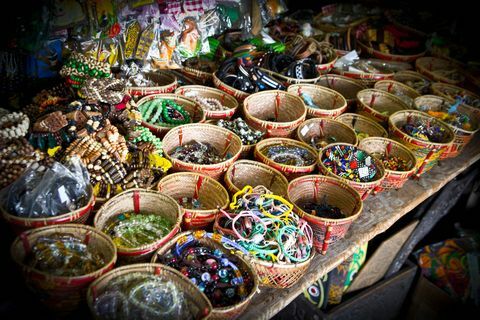 Kleurrijke souvenir van handgemaakte kleurrijke armbanden wordt weergegeven op een lokale markt van Kuching City, Maleisië