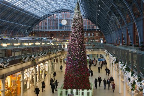 47ft bloemenkerstboom onthuld op St Pancras International station, Londen.