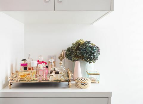 Nette collectie parfumflesjes voor dames in een kleedkamer