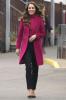 Kate Middleton ziet er vrolijk uit in fuchsia voor een bezoek aan een school in Noord-Londen