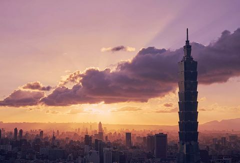 Taipei 101 domineert het uitzicht terwijl de zon ondergaat over de stad
