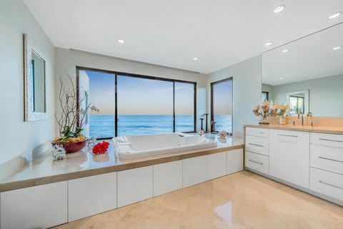 Het voormalige strandhuis van Barry Manilow in Malibu, Los Angeles, Californië is te koop