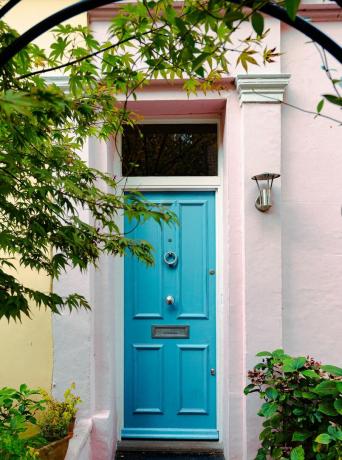 voordeurverf, buitenarchitectuur van geschakelde woonhuizen in de buurt van notting hill, een welvarend gebied van londen, uk