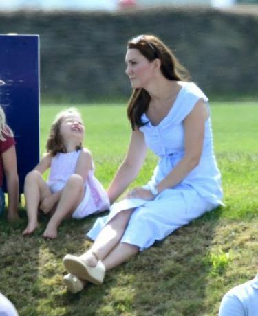 Prince George en Princess Charlotte Speel met Kate Middleton