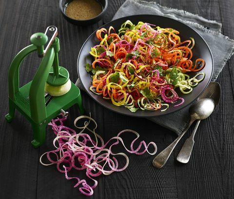 Spiralizer en spiraalvormige salade op zwart