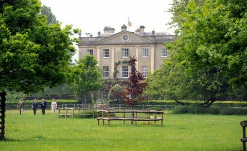 Prins Charles planten boom in Highgrove House