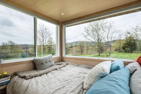 panoramisch uitzicht vanuit de ramen in het kleine glazen huis