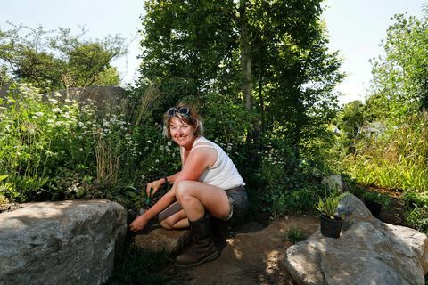 Ann-Marie Powell, tuinontwerpster werkt in haar "Countryfile 30th Anniversary Garden" tijdens de opbouw van de RHS Hampton Court Palace Flower Show 2018 - 29 juni 2018