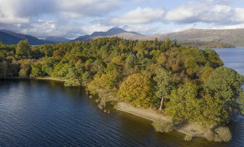 een eiland van ongeveer 103 hectare gelegen voor de westelijke oever van het zuidelijke loch lomond is te koop