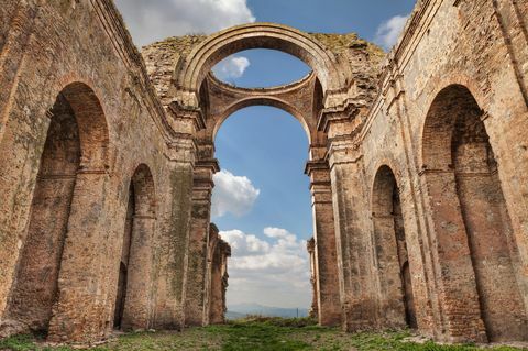 Grottole, Matera, Basilicata, Italië: de ruïnes van de oude kerk