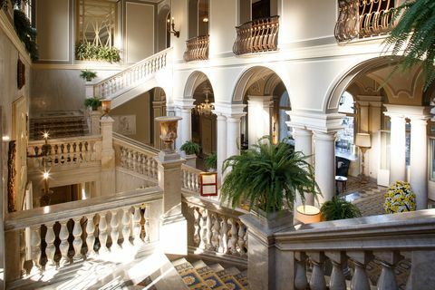 grote trap in het kardinale gebouw van villa d'este, comomeer, italië