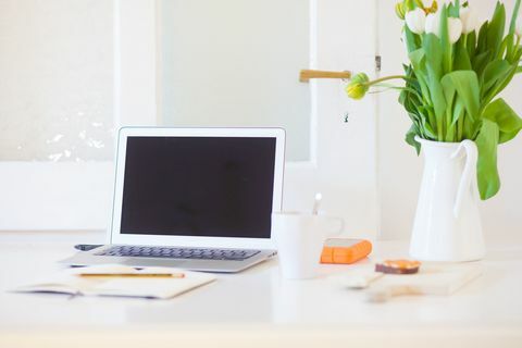 Werken vanuit huis. Laptop op een bureau in een woonkamer of moderne keuken. Thuiskantoor