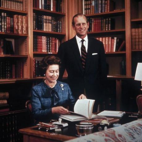 de koningin met prins philip in de balmoral bibliotheek, 1976﻿